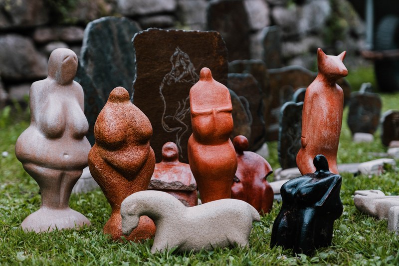 Conjunto de Venus y figuras zoomorfas en hierba