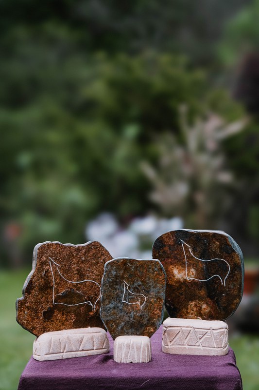 Más piedras con cierva trilineal
